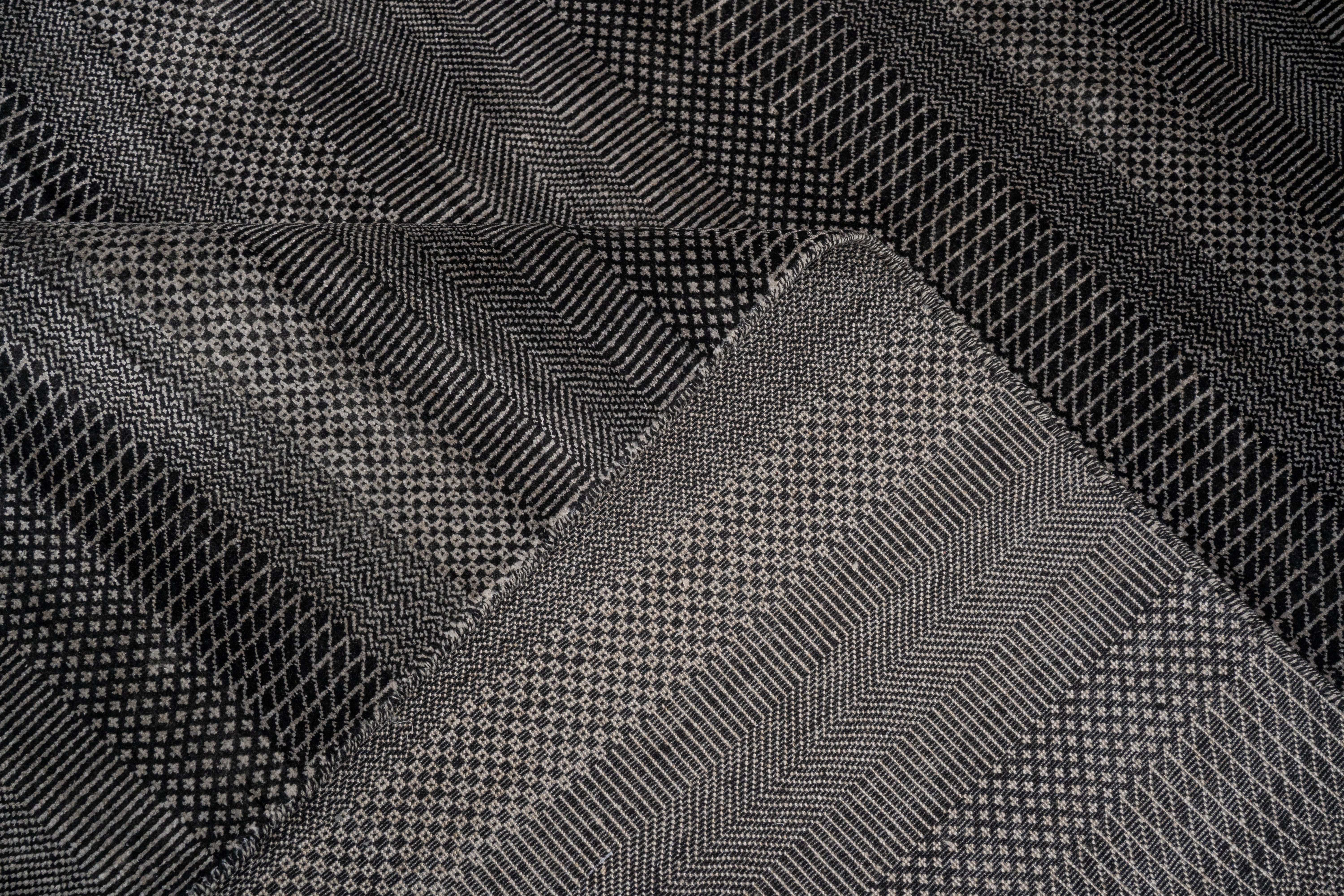 Handknotted Carpet, DIA- 1050 MCN, Black & Silver